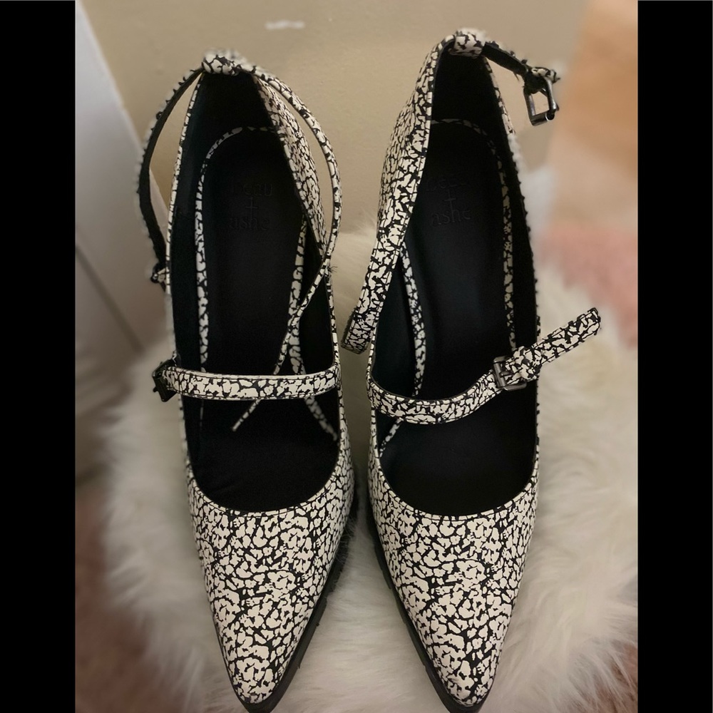Pointed toes heels